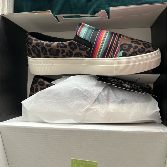 Crazy Train Aztec style slip on - Picture 2 of 4